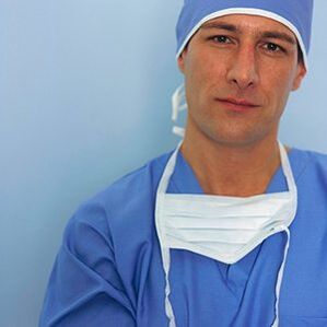 doktor penis büyütme ameliyatı gerçekleştiriyor